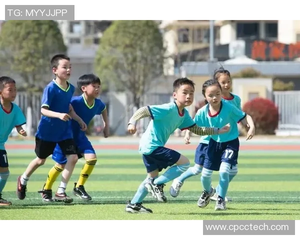 儿童发光足球点亮夜晚运动乐趣让孩子们在黑暗中尽情奔跑与欢笑